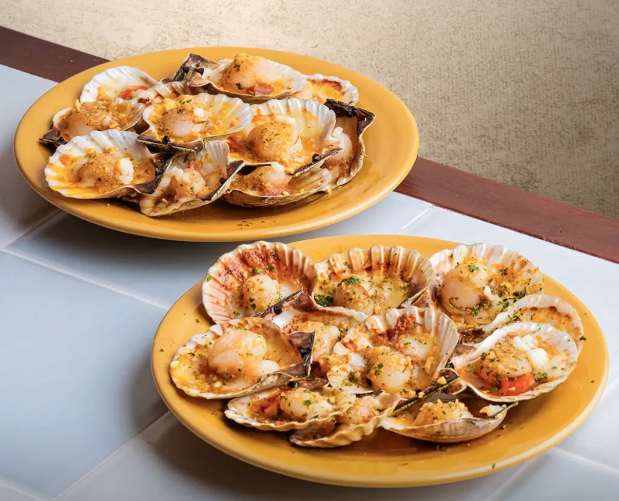 Baked half-shell scallops with seasoned butter and mozzarella